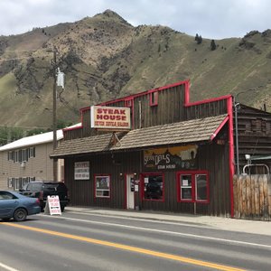 Plenty of places to eat in Riggings