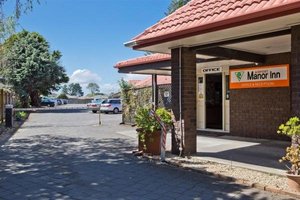 Airport Manor Inn in Mangere, image may contain: Hotel, Building, Outdoors, Housing