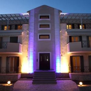 Το Niriides βρίσκεται στην καρδιά της πόλης της Λευκάδας και προσφέρει καταλύματα με δυνατότητα προετοιμασίας γευμάτων, κομψή διακόσμηση, δωρεάν Wi-Fi και μπαλκόνι. Σε μικρή απόσταση από το κατάλυμα θα βρείτε ταβέρνες, αρτοποιείο και καφέ, ενώ το Αρχαιολογικό Μουσείο της Λευκάδας είναι 400μ. μακριά.