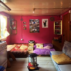 Espacio común para cocinar, descansar y compartir en familia o con otros huéspedes.