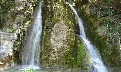 Водопад у подножия холма