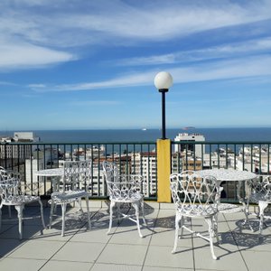 Terraço com churrasqueira e uma belíssima vista para as praias do Leme e de Copacabana e para a reserva florestal do Morro da Babilônia