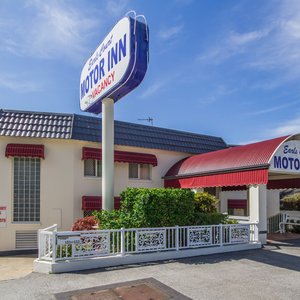 The front building of Earls Court Motel and Apartments is the motel building, which is where you'll find the Guest Reception, Motel Atrium, guest laundry and 34 motel rooms. Transport is at the door!