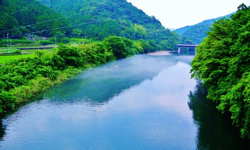 水蒸気で覆われた金砂湖（長瀬橋付近）