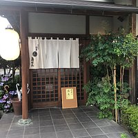 店舗外観。 翌日前を通ったら、本日満席の看板でした。
