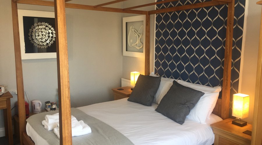 4 Poster room with Kingsize bed