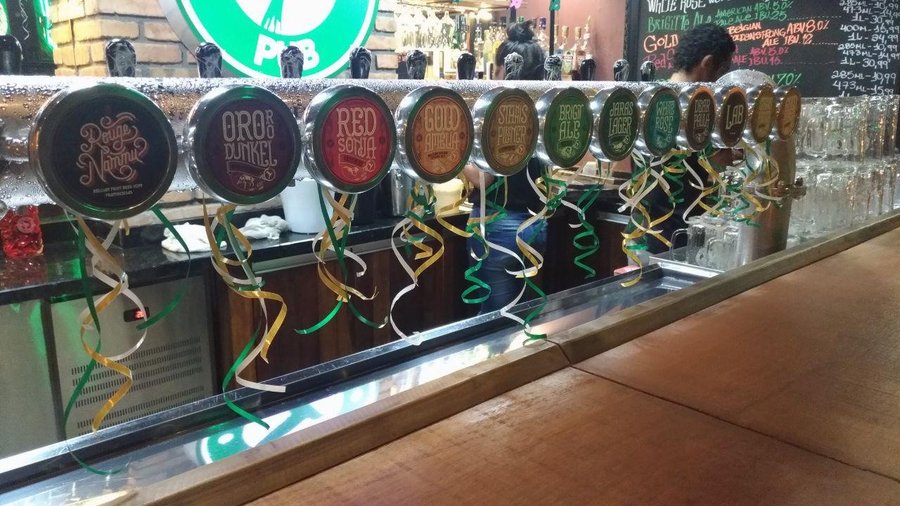 Torneiras com as cervejas da casa. 