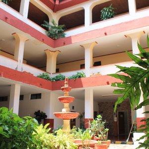 Vista de nuestra zona de acogida.  https://hotelcasadelperegrino.com/