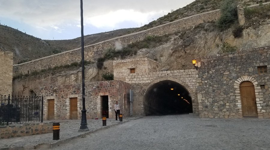 Tunel del tiempo se le podría llamar pasando por  aquí y llegar a real14 es muy especial.