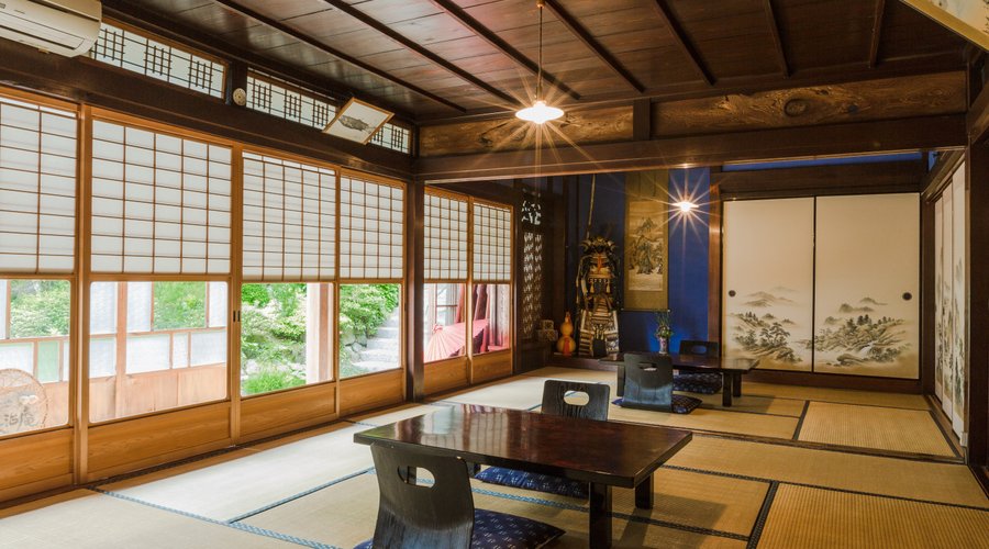 茅葺きの母屋　お食事処
※お部屋ごとにテーブルでご用意いたします。