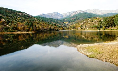 ARENAS DE SAN PEDRO. El paisaje, enamorado de sí mismo, se quedó congelado en el tiempo para reflejarse en el agua como un espejo...