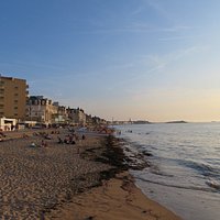 Plage de La Hoguette : à l'Ouest de la jetée, bande de sable, qui reste découverte, à marée haute