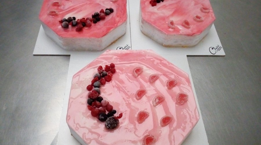 Fresche mousse alla fragola, frutti di bosco, limone, zenzero, cioccolato, pistacchio,nocciola,pesca, amaretto......