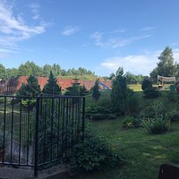 Miłe podwórko z placem zabaw