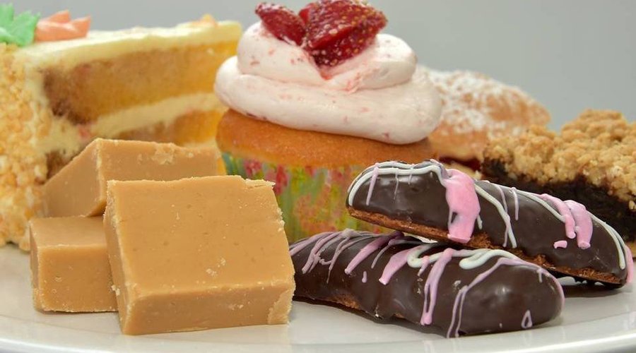 Assortiment de petites gourmandises disponibles à la biscuiterie.