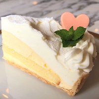 8月、9月の土日限定ケーキは、「レモンムースの爽やかタルト」です。レモンムースとカスタードクリームの甘酸っぱい組み合わせをお楽しみください。