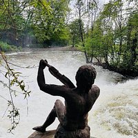 Näcken sitter och spela på sin fiol