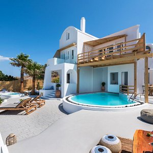 Summer Lovers Villa - Santorini Greece
5 bedrooms
4 bathrooms
Livingrooms
Kitchen
infinity pool
3 heated jacuzzi
Outdoor Tropical Bar
Sauna
Private Parking