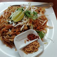 Vegetarische Thainudeln mit Chili- und Erdnussflocken
