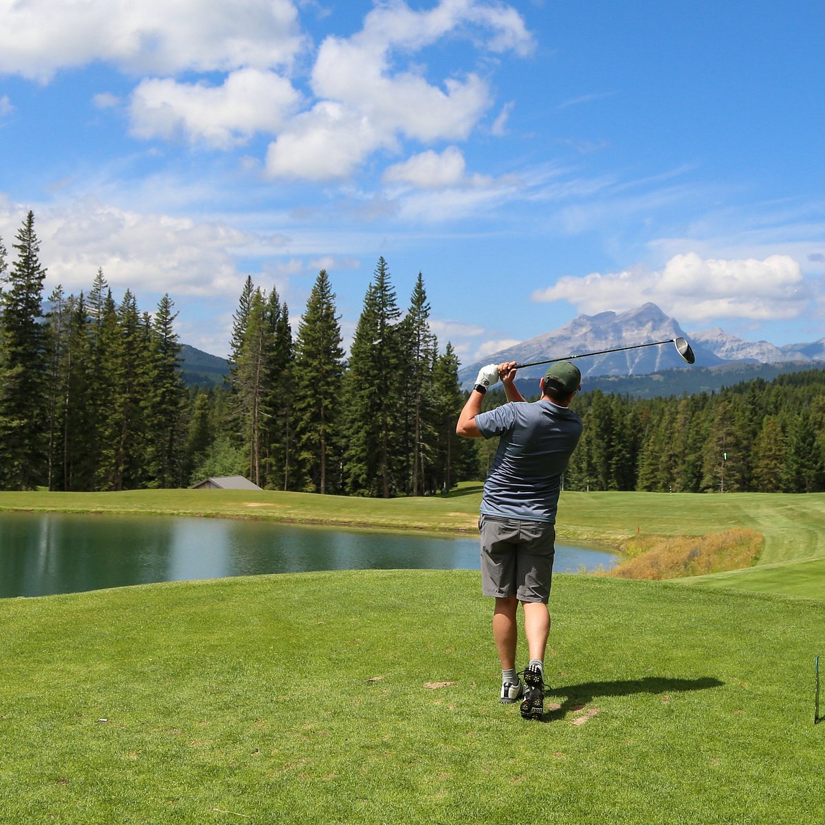 Гольф саха. Гольфы на английском. Play Golf. Man playing Golf. Golf courses одежда.