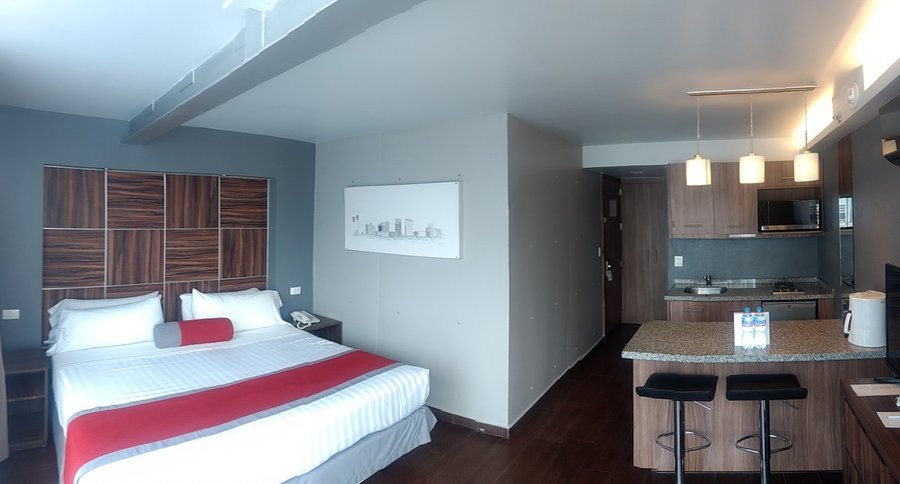 Suite de 30 mts2. con cama King Size, servicio personalizado las 24 horas del día 365 días al año, nuestras tarifas Incluyen Impuestos y Desayuno