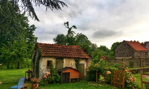 Ein Teil des Gartens des Hauses