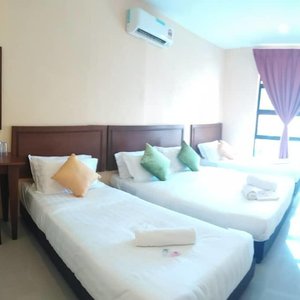 SUPER FAMILY ROOM ( 1 DOUBLE BED AND 2 SINGLE BEDS) WITH WINDOW (BUKIT KUBU SUNRISE SCENERY) BATHROOM INSIDE