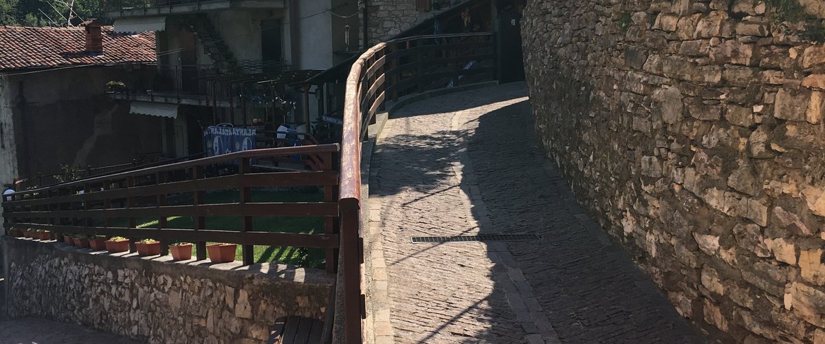 Casa vacanze Serena è un appartamento indipendente nell'antico borgo di Precornelli (Alt.420 mt slm, contrada di Palazzago, distante da Bergamo 17 km 30 da Lecco e dal lago di Como , 60 da Milano) raggiungibile dal parcheggio di piazzale Barlinet percorrendo 200 metri a piedi per le pittoresche stradine del borgo immerso nel verde, finemente arredato e corredato con 2 camere da letto matrimoniali con possibilità di un letto a castello, ideali per trascorrere piacevoli vacanze nella tranquillità.