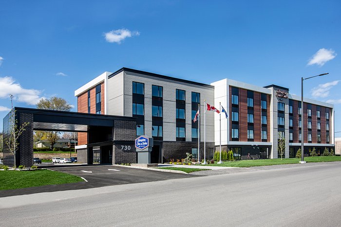 HAMPTON INN & SUITES BY HILTON QUEBEC CITY BEAUPORT / #CanadaDo / Best Hotels in Quebec