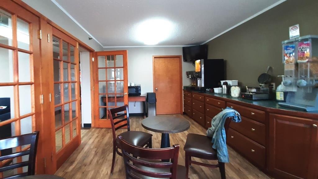 BURTON INN SUITES Motel Reviews MI