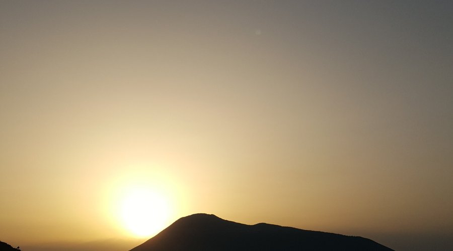 Tramonto su Salina , vito dalla spiaggia di acqua calda lipari