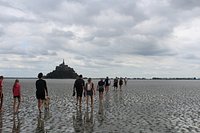 Guia mostra como funciona a areia movediça, que está por todo caminho –  Foto de Découverte de la Baie du Mont Saint Michel, Genets - Tripadvisor