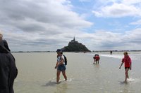 Guia mostra como funciona a areia movediça, que está por todo caminho –  Foto de Découverte de la Baie du Mont Saint Michel, Genets - Tripadvisor