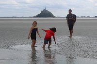 Guia mostra como funciona a areia movediça, que está por todo caminho –  Foto de Découverte de la Baie du Mont Saint Michel, Genets - Tripadvisor