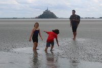 Guia mostra como funciona a areia movediça, que está por todo caminho –  Foto de Découverte de la Baie du Mont Saint Michel, Genets - Tripadvisor