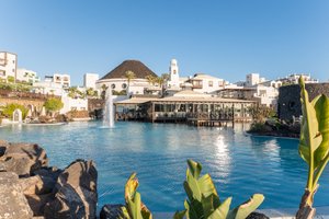 Hotel LIVVO Volcán Lanzarote in Lanzarote, image may contain: Resort, Hotel, Waterfront, Villa