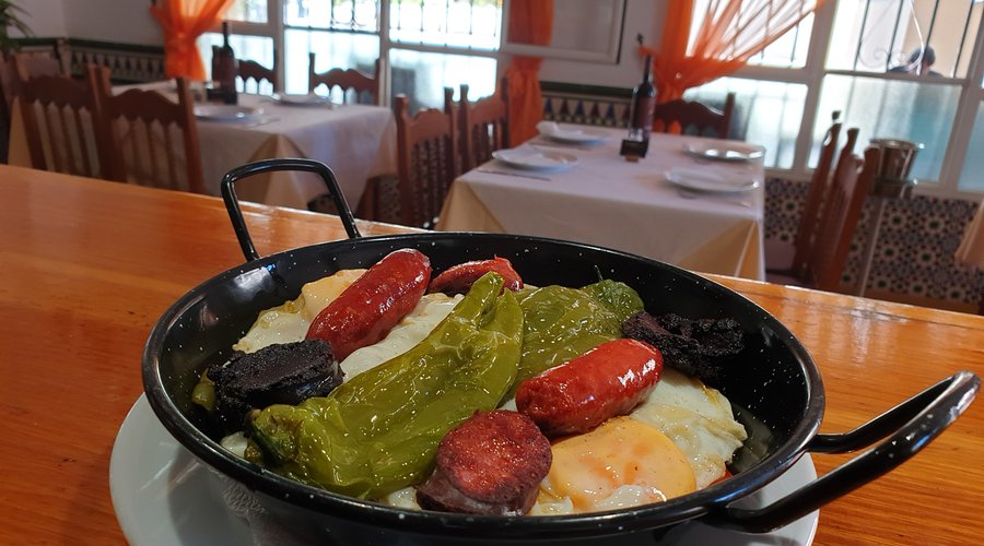Patatas a lo pobre con pimientos, huevo y chorizo