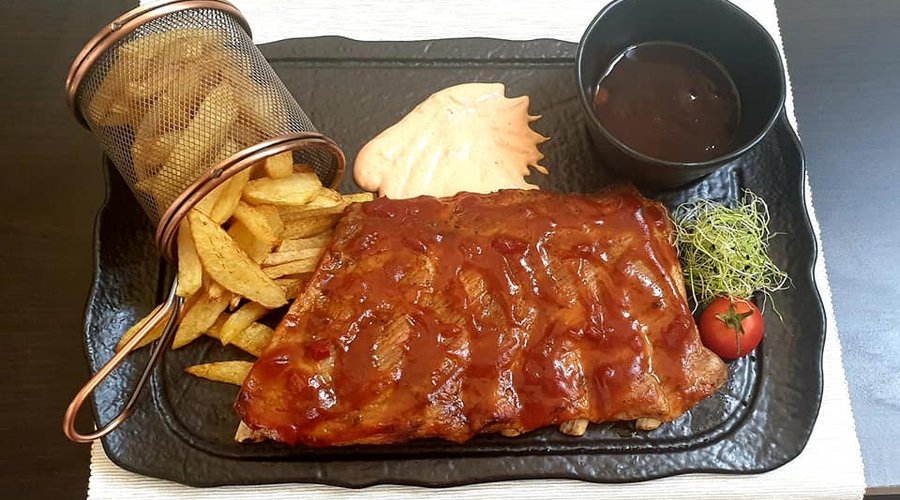 Coasta de porc cu sos BBQ