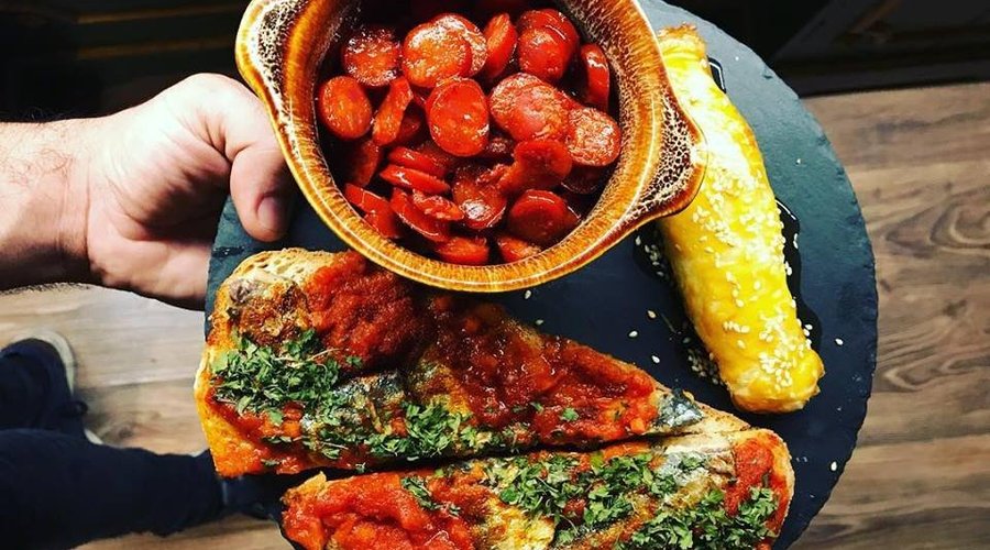 Trilogia de Sabores: Bruschetta de Sardinha, Folhado de Queijo de Cabra e Linguiça Assada.
Flavor Trilogy: Sardine Bruschetta, Goat Cheese Vol-Au-Vent and Rosted Thin Pork Sausage.