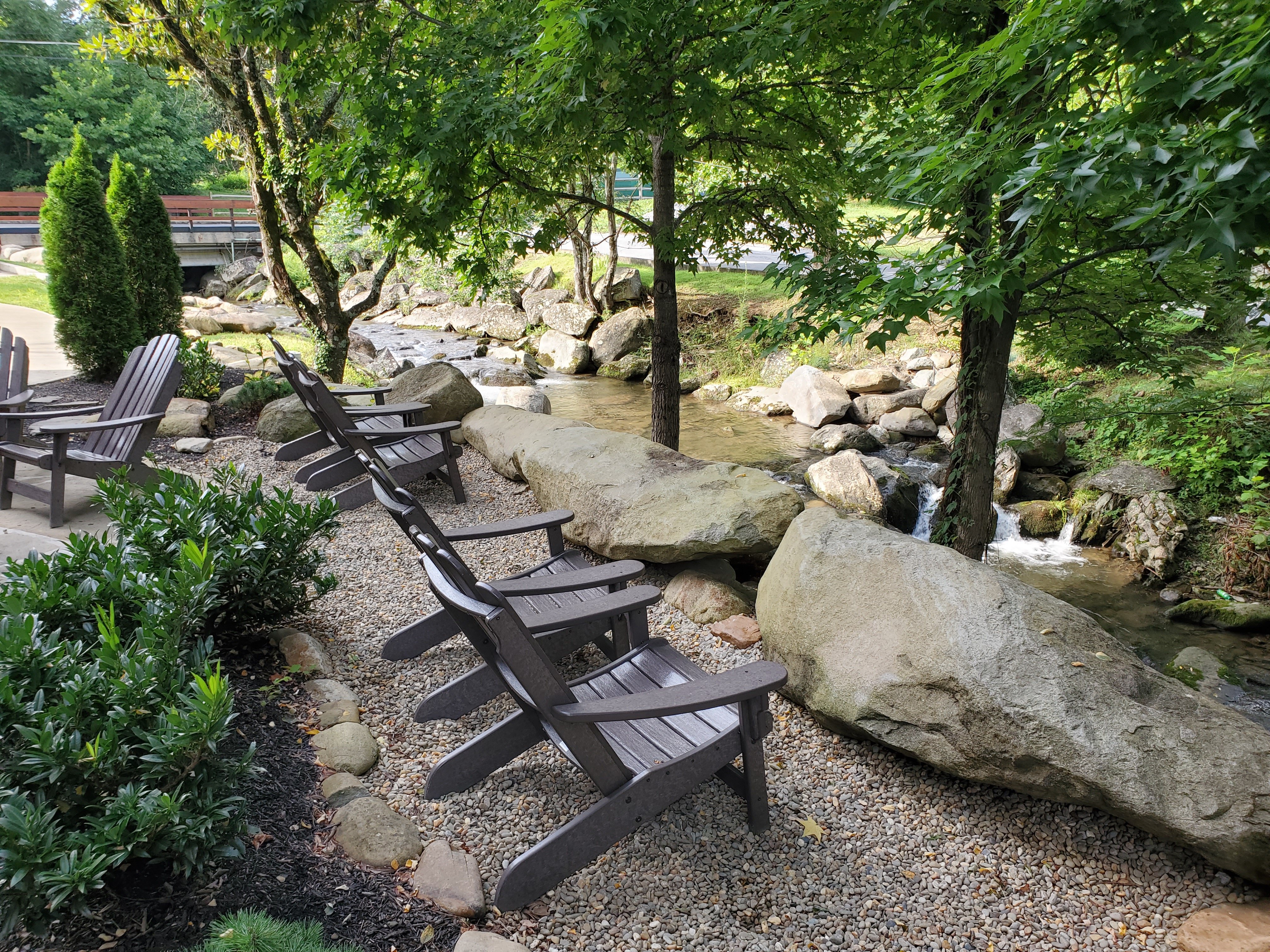 HAMPTON INN GATLINBURG HISTORIC NATURE TRAIL Bewertungen Fotos   Creekside Patio With 