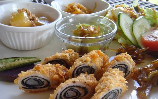 今週のおまかせランチプレートは、豚梅しそ巻きをメインに、夏らしい和定食にしてみました。