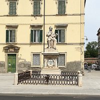 Monumento a F.D. Guerrazzi, Piazza Guerrazzi, Ливорно, июль.