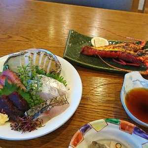 夕食２　アワビはスマホ大のサイズ！