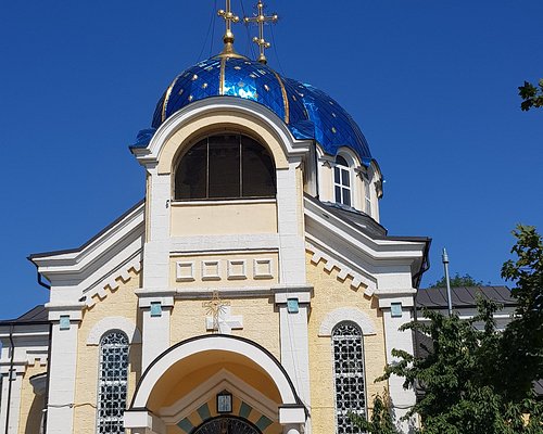 Церковь в махачкале. Свято-Успенский кафедральный собор Махачкала. Успенский собор (Махачкала). Махачкала православный храм. Церковь в Махачкале на Орджоникидзе.