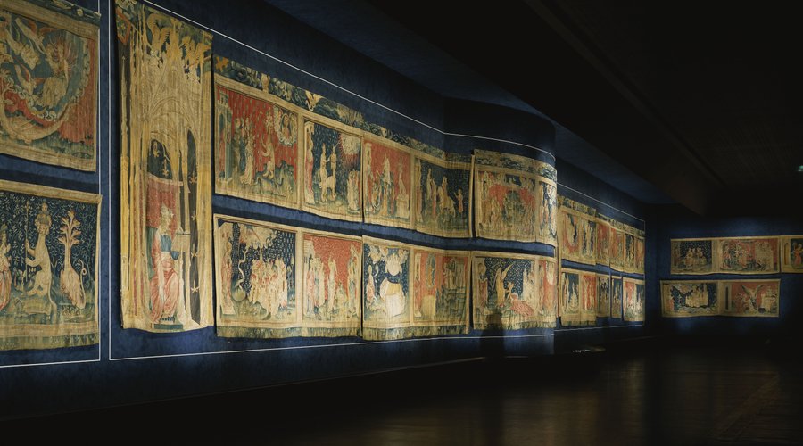 Vue générale de la galerie de la tapisserie de l'Apocalypse, tenture du XIVe siècle de plus de 100 m de long, chef d'oeuvre de l'art médiéval unique au monde. Cliché P. Berthé / CMN.