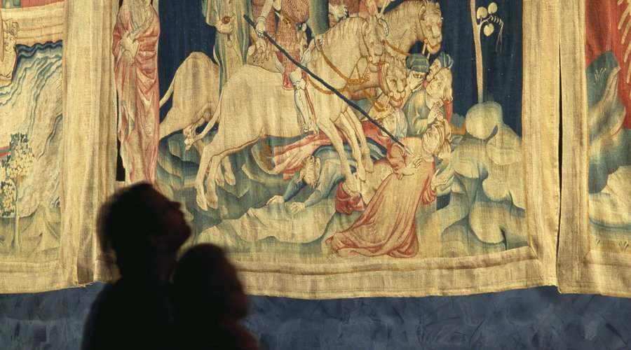 La tapisserie de l'Apocalypse, tenture du XIVe siècle de plus de 100 m de long, chef d'oeuvre de l'art médiéval unique au monde. Cliché P. Berthé / CMN.