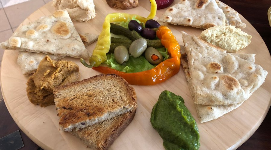 plateau tournant des entrées, partagé à 2, copieux, frais & très gouteux...(pour moins de 10 €)