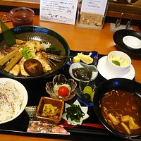 この日の定食は、鯛の兜煮 小鉢もいろいろついて、茶碗蒸しとデザートもついてます。