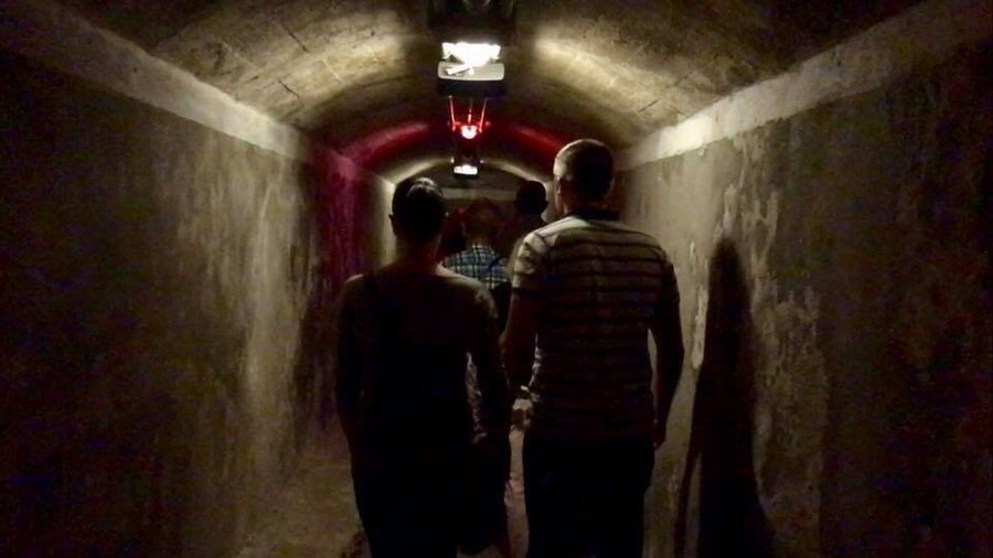 ESCALOFRÍO EN LOS REFUGIOS Experimentarás una de experiencia extrasensorial, mientras recorres una parte importante de la historia de Almería. La  Es muy posible que me deje llevar por mi sugestión, pero esa silueta de la derecha, no la he apreciado en todo el recorrido y solo aparece en el momento  de ver la foto.  De cualquier manera, se sienten presencias y escalofríos, durante todo el recorrido.
