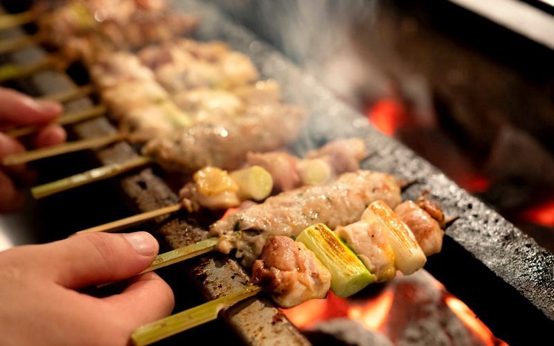 自慢の焼き鳥は1本1本丁寧に店内にて串打ちしております。
備長炭で焼き上げる焼き鳥は香ばしくジューシー！絶品です！